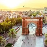 Luftfoto af Triumfbuen, en triumfbue i byen Barcelona i Catalonien, Spanien.