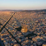 Luftfoto af Barcelona ved første lys på den berømte Sagrada familia