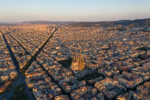 Zweef boven de drukke straten van Barcelona