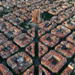 Barcelonas skyline med Sagrada Familia-katedralen ved solopgang. Catalonien, Spanien