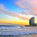 Barcelona strand bij zonsondergang, Catalonië, Spanje
