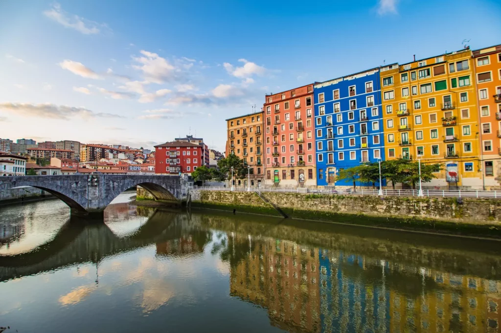 Wandel door de straten van Bilbao, waar heden en traditie elkaar ontmoeten
