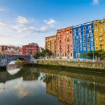 Verbazingwekkende kleurrijke architectuur in de oude stad Bilbao Baskenland Bizkaia Euskadi