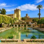Cordoba, Spanje, 12 november 2021: Panoramisch uitzicht op het indrukwekkende Alcazar de Cordoba en de koninklijke tuinen in Andalusië, Spanje.