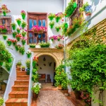 Cordoba, Spanje - 11 mei 2016: Traditioneel huis en hoven met bloem in Cordoba, Spanje