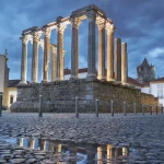 Templo romano de Diana y catedral de Évora, Portugal. Europa