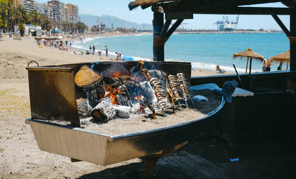 close-up van een aantal verschillende espetos, een soort spiesen waarin vis wordt gespiesd om te garen boven een houtvuur, een traditionele kookmethode van Málaga, in La Malagueta beach, Málaga, Spanje