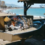 close-up van een aantal verschillende espetos, een soort spiesen waarin vis wordt gespiesd om te garen boven een houtvuur, een traditionele kookmethode van Málaga, in La Malagueta beach, Málaga, Spanje