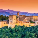 Alhambra de Granada, España. Fortaleza de la Alhambra al atardecer.