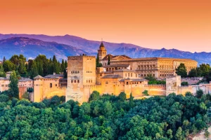Staar naar architecturale wonderen onder een sterrenhemel in Granada