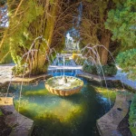 Oude groene tuinen van het Alhambra, UNESCO-werelderfgoed in Granada, Andalusië in Spanje