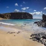 Lanzarote. Vulkanisk ö. Papagayo. Utrymmen och havsutsikt. Spanska öar. Landskap på Kanarieöarna. Resefotografering.natur bakgrund.