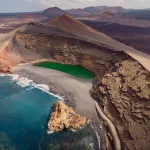 Vulkanisk krater med kratersjö nära El Golfo, ön Lanzarote. Flygfoto