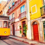 Tranvía amarillo de época en la calle en Lisboa, Portugal. Famoso destino turístico