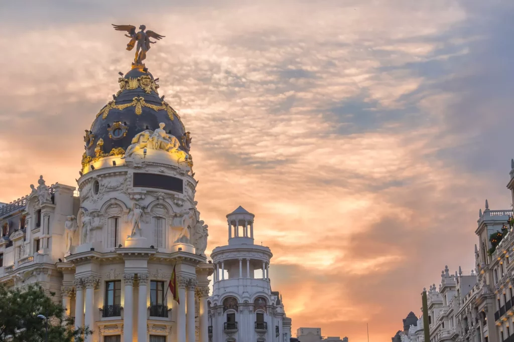 Madrid centro en gran via principal calle comercial con semáforo durante atardecer crepuscular,España.