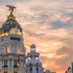 Madrid centro en gran via principal calle comercial con semáforo durante atardecer crepuscular,España.