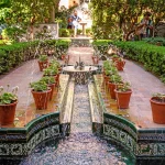 Madrid, España - 19 de julio de 2018: Museo Sorolla en Madrid. Hermoso jardín y pequeña fuente linda en jardín del Museo Sorolla en Madrid en estilo español tradicional diseñado.