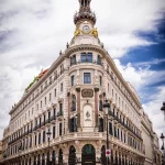 Madrid, España - 20 de junio de 2022: Edificio del Hotel Four Seasons con la tienda de Hermes en la primera planta.