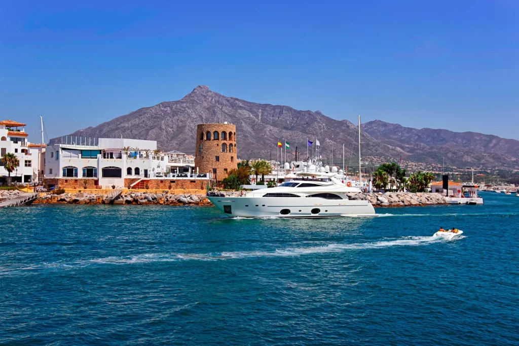 Jachthaven bij zomerresort Puerto Banus in Spanje