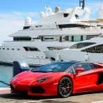 Marbella, Spanje - 13 oktober 2016: Vooraanzicht van een rode supersportwagen (Lamborghini) geparkeerd naast luxe jachten afgemeerd in de jachthaven van Puerto Jose Banus aan de Costa del Sol in Marbella, Spanje.