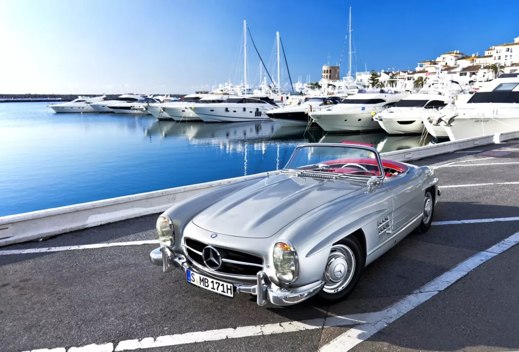 "Marbella, Spanje - 22 maart 2012: Originele Mercedes 300 SL Roadster uit 1957. geparkeerd in de jachthaven Puerto Banus in Marbella, Spanje. Mercedes viert dit jaar 60 jaar SL, sinds het model voor het eerst werd geïntroduceerd als raceauto in 1952."