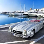 "Marbella, Spanje - 22 maart 2012: Originele Mercedes 300 SL Roadster uit 1957. geparkeerd in de jachthaven Puerto Banus in Marbella, Spanje. Mercedes viert dit jaar 60 jaar SL, sinds het model voor het eerst werd geïntroduceerd als raceauto in 1952."