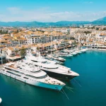 Luchtfoto van luxe jachten in de jachthaven van Puerto Banus, Marbella, Spanje. Foto van hoge kwaliteit