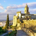Trappen die leiden naar de middeleeuwse en pittoreske kerk van het Cadizische dorp Medina Sidonia, Spanje