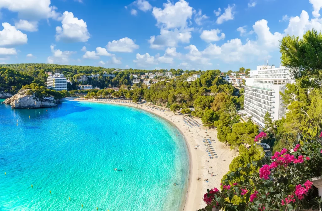 Landskab med Cala Galdana-stranden, øen Menorca, Spanien