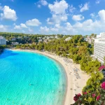 Landskab med Cala Galdana-stranden, øen Menorca, Spanien