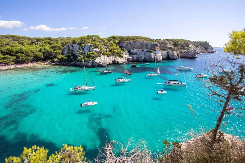 Panoramaudsigt over Macarella-stranden på Menorca, De Baleariske Øer, Spanien