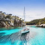 Smuk strand med sejlbåd, øen Menorca, Spanien