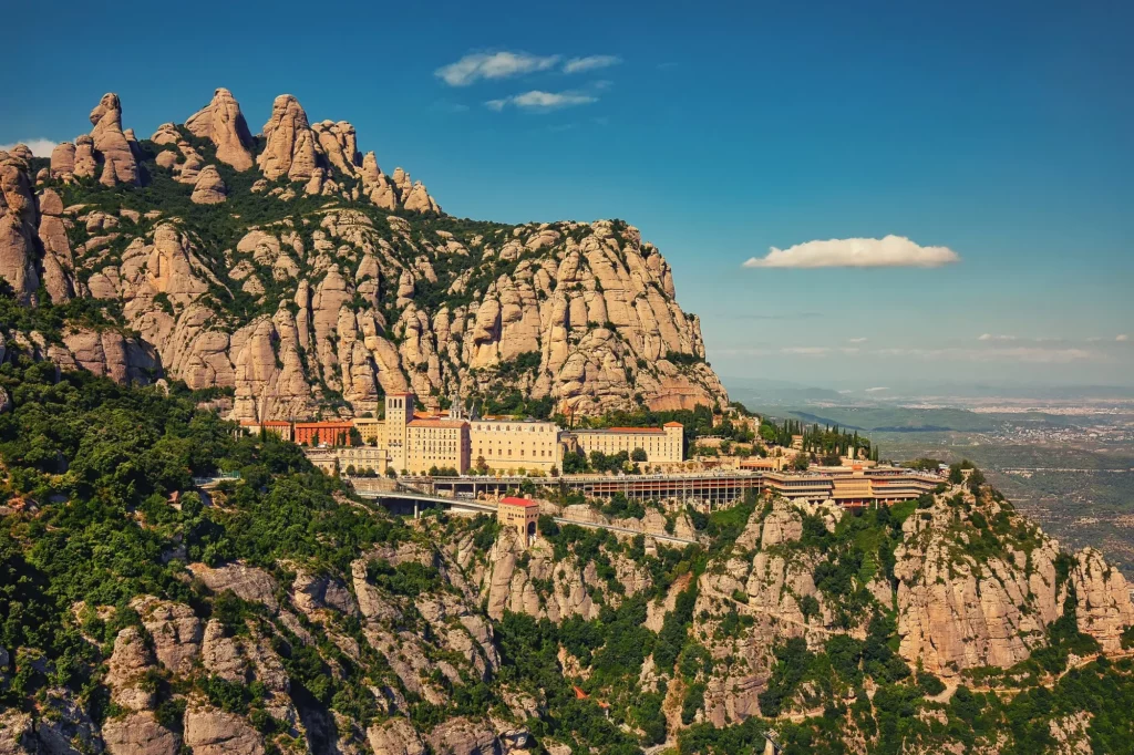 Udsigt til Montserrat-klosteret i naturparken Monserrat i Catalonien, Spanien