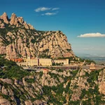 Udsigt til Montserrat-klosteret i naturparken Monserrat i Catalonien, Spanien