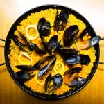 Traditionele Spaanse paella met rode garnalen uit Ibiza. Typisch recept met zeevruchten van de beroemde Spaanse tapa.