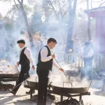 Sant Fruitos de Bages, Spanje - 19 februari 2023: Koks maken rijstpaella's in een dorpswedstrijd