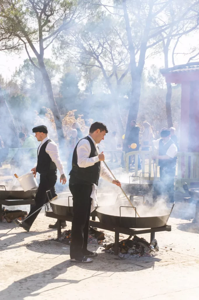 Sant Fruitos de Bages, Spanje - 19 februari 2023: Koks maken rijstpaella's in een dorpswedstrijd
