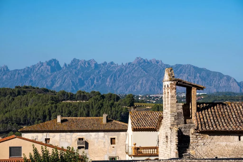 Een close-up van gebouwen in het middeleeuwse dorp Torre Romana in de regio Penedes