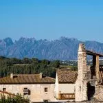 Een close-up van gebouwen in het middeleeuwse dorp Torre Romana in de regio Penedes