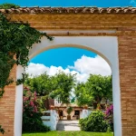 Puigmoltó, Catalonië, Spanje - 4 juni 2023: Traditionele ingang van een restaurant in de wijnstreek Penedes