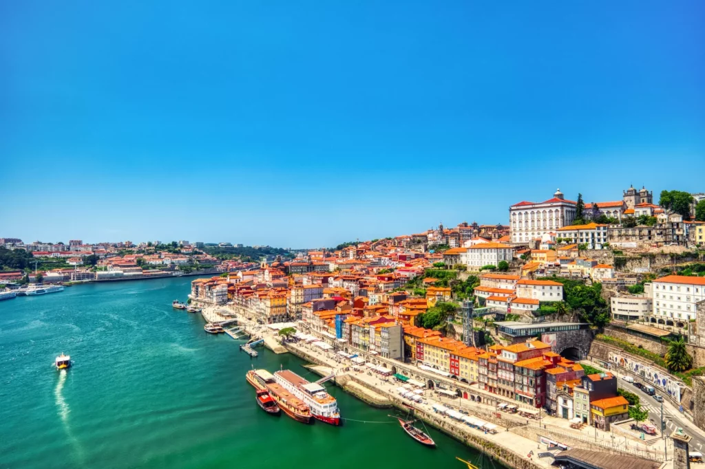 Paisaje aéreo de Oporto sobre el río Duero en un día soleado, Portugal