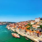 Paisaje aéreo de Oporto sobre el río Duero en un día soleado, Portugal