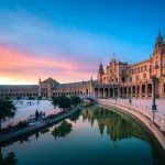 Plaza de España en Sevilla con dramáticas nubes de colores al atardecer, Andalucía, España
