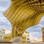 Houten structuur van Metropol Parasol in de oude wijk van Sevilla, Spanje. Lege plek zonder mensen