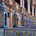 De betegelde Provinciale Alkoven langs de muren van het Plaza de España.