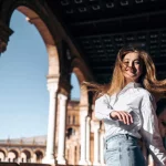 Lachende jonge vrouw geniet van sightseeing in Sevilla, Spanje