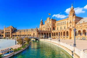 Cene en medio de la grandeza palaciega, saboreando la delicadeza andaluza