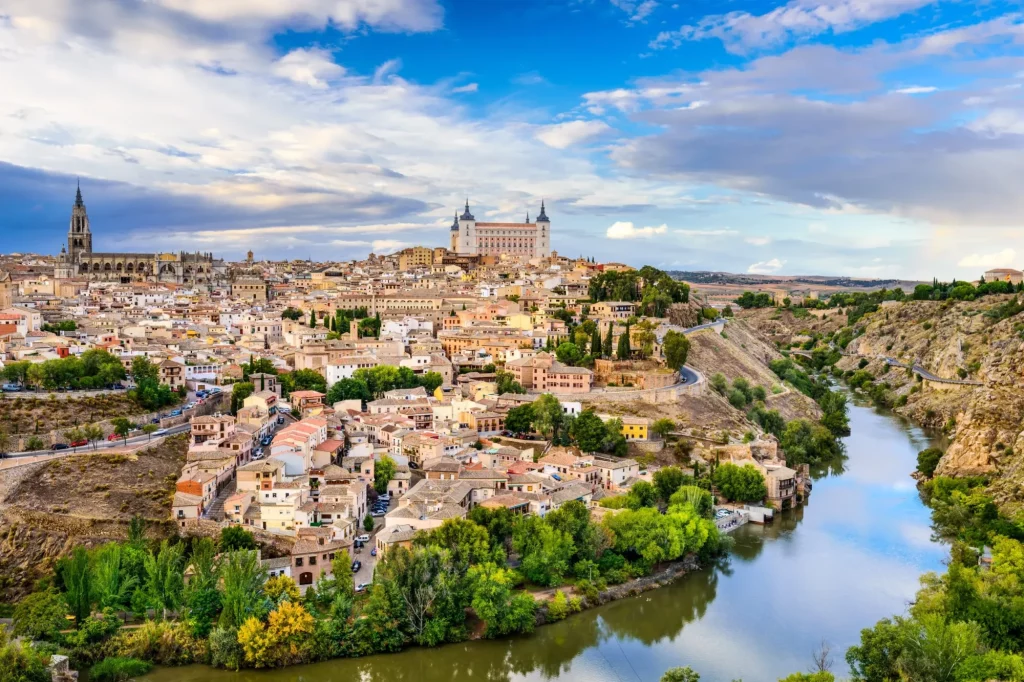 Toledo, Spanje, oude skyline van de stad aan de rivier de Taag.