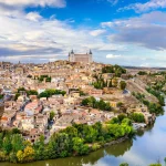Toledo, Spanje, oude skyline van de stad aan de rivier de Taag.