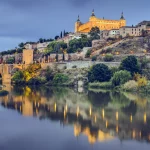 Toledo, Spanje, skyline van de stad aan de rivier de Taag.